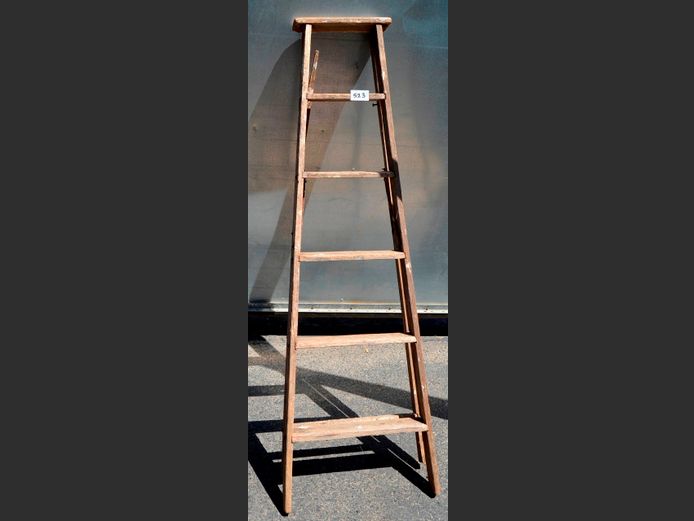 WOODEN 5-STEP LADDER