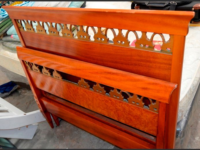 SET WALNUT & MAHOGANY SINGLE HEAD- & FOOTBOARD