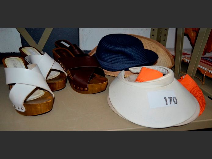 LOT: 2 x PAIRS LADIES WEDGES [Size 5] & SUN HATS