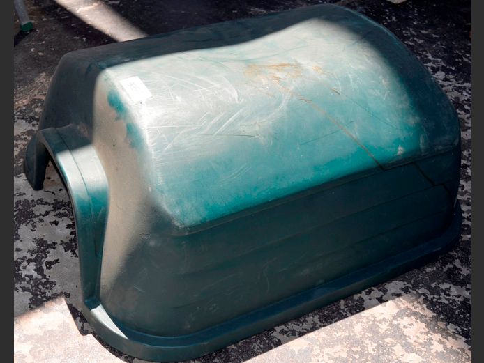 PLASTIC DOG KENNEL TOP, 96 x 76 x 40cm