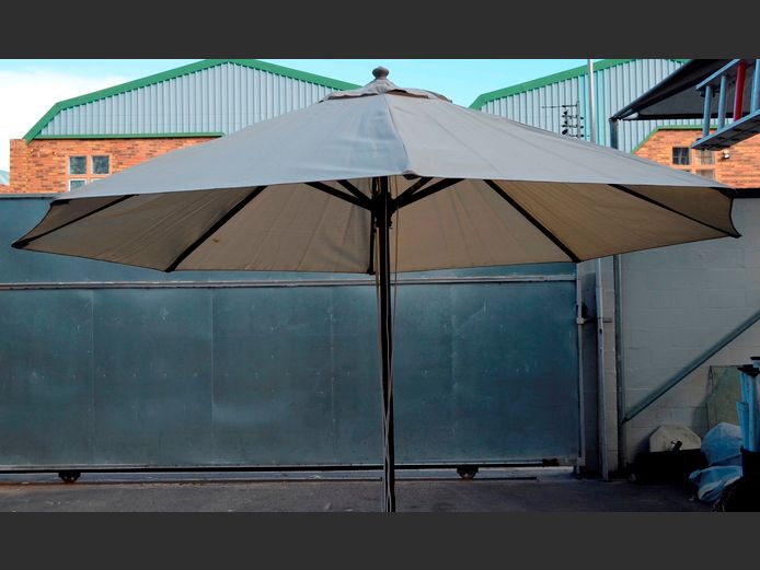 PATIO UMBRELLA WITH STAND