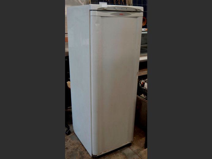 BOSCH SINGLE DOOR FRIDGE [Getting cold, untested further, dented, some rust to base]