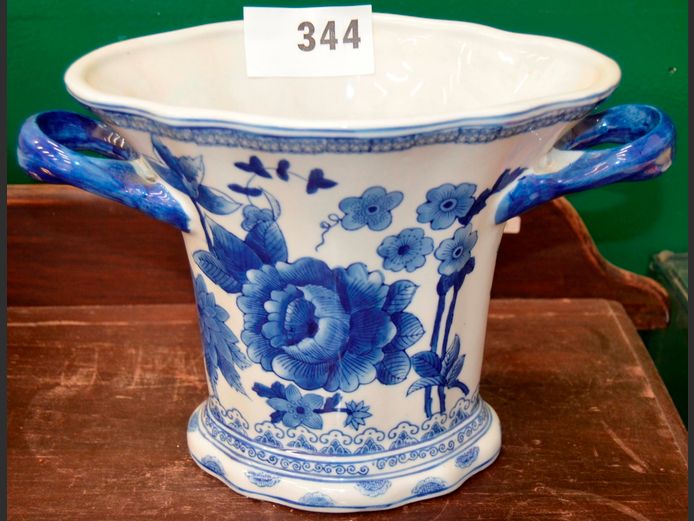 BLUE & WHITE CERAMIC TWIN HANDLED VASE, 32 x 18 x 22cm