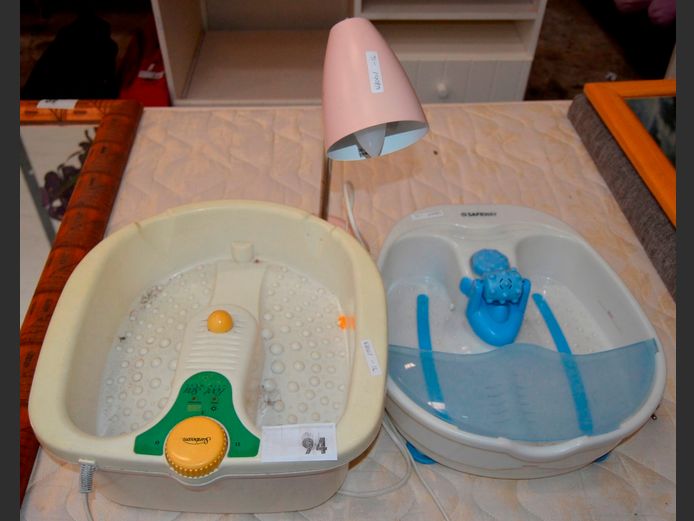 LOT: 2 x FOOTSPAS & A DESK LAMP [Switch on, untested further]