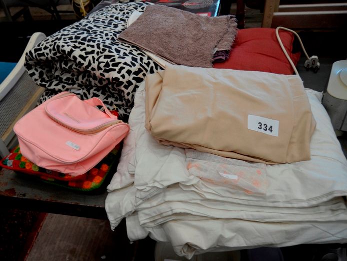 LOT: COMFORTER, DUVET INNER, etc