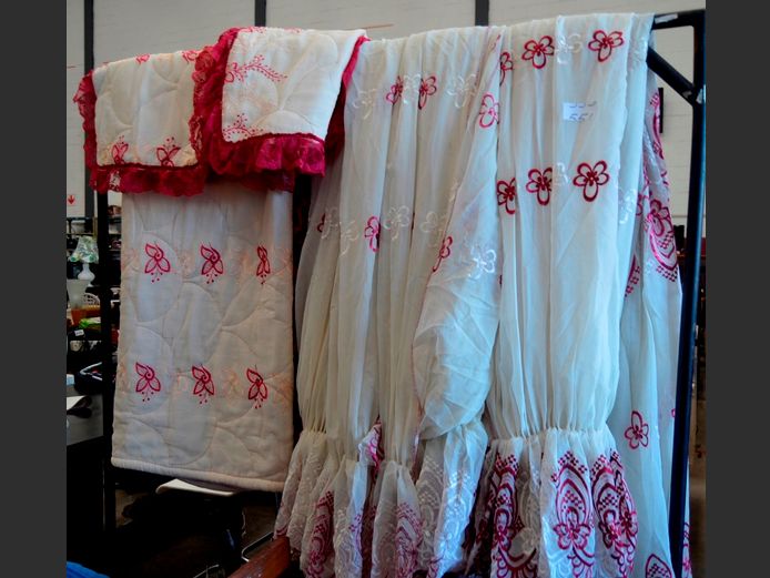 WHITE & BURGUNDY THROW WITH MATCHING PILLOWCASES & CURTAINS