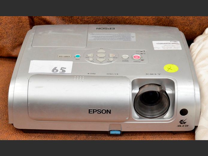 EPSON PROJECTOR [Switches on]