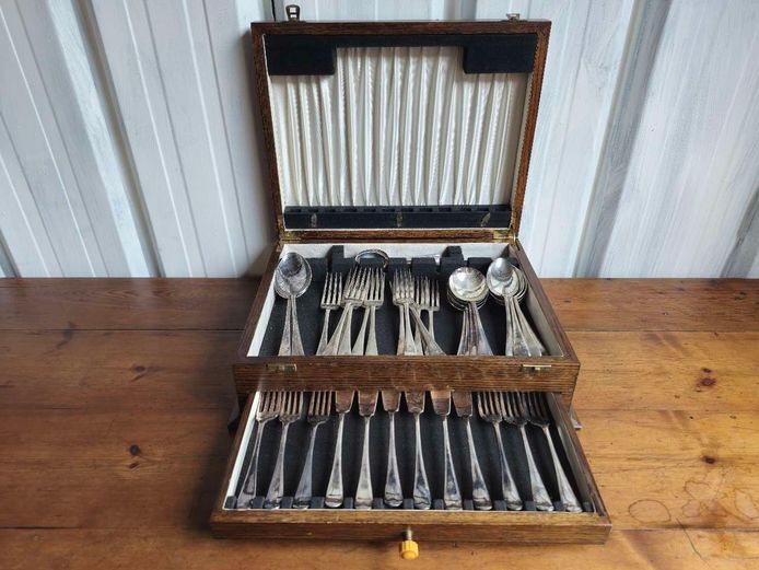 Vintage Sheffield Silver Plated Cutlery in Cutlery Box