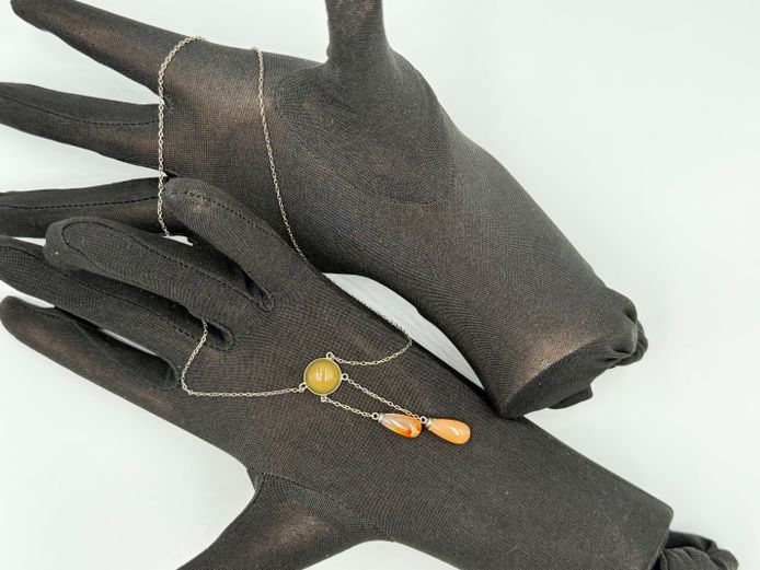 Necklace with yellowish stone pendant design
