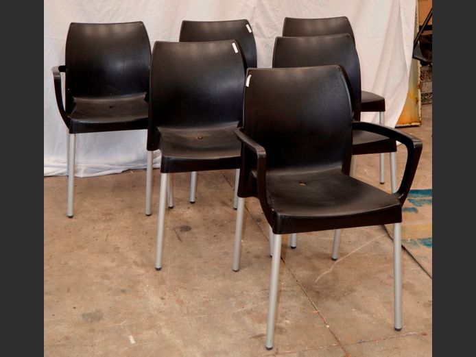 SET OF 4 BLACK PLASTIC CHAIRS ON ALUMINIUM LEGS & 2 CARVERS