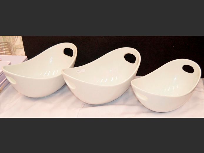 SET OF 3 OVAL WHITE CERAMIC SERVING DISHES, 32 x 20 x 16cm (x2) & 28 x 18 x 13cm