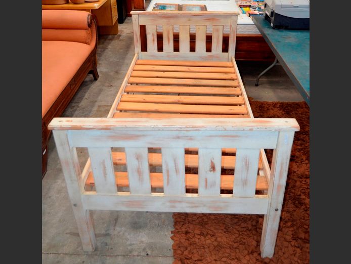 WHITE WASHED PINE SINGLE DIVAN WITH HEAD- & FOOTBOARD