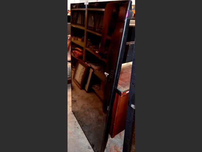 SAMSUNG 65" TV [Switches on, Screen cracked] ### LICENCE PLEASE ###