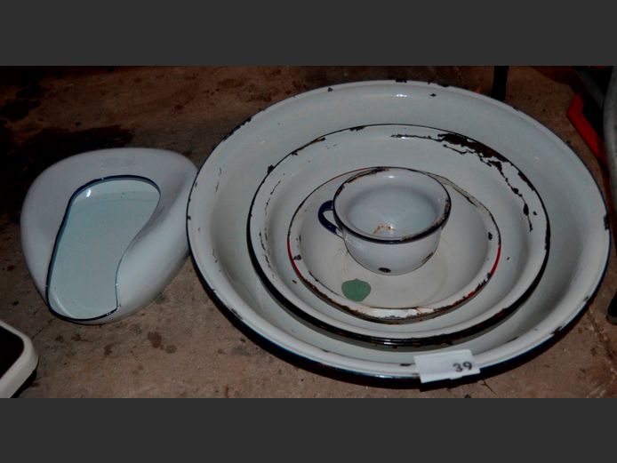 SET OF 3 VINTAGE ENAMEL BASINS, 60cm Diameter & 45cm Diameter, ENAMEL BED PAN, BASIN & CHAMBER POT [Enamel chipped & dented] [235,239]