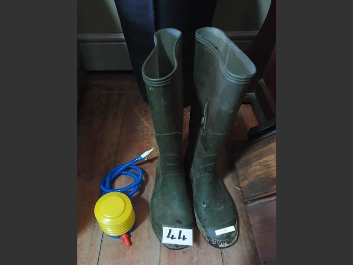 LOT: GUMBOOTS & A FOOTPUMP