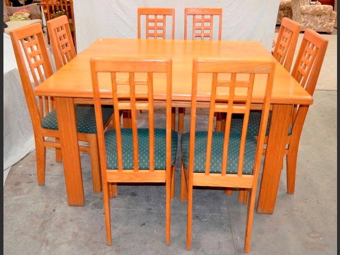 OAK DINING TABLE WITH 8 MATCHING CHAIRS, 140 x 140 x 78cm