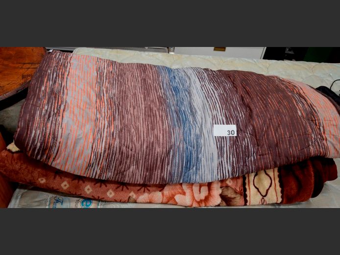 LOT: MULTI-COLOURED COMFORTER & BLANKET