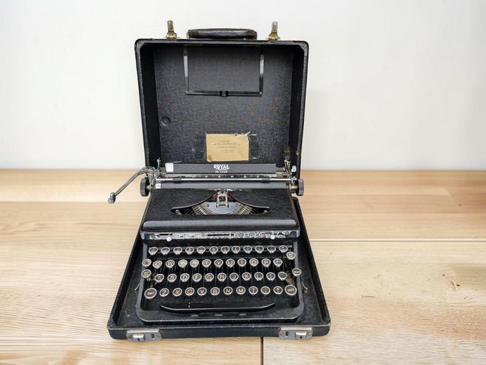 Vintage Royal De Luxe Portable Typewriter with Carrying Case