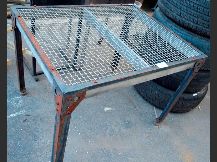 WIRE MESH & METAL WORK TABLE, 101 x 81 x 76cm [Rusty]
