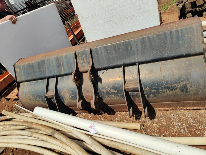 CAT 424D TLB FRONT BUCKET
