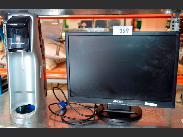 MECER MONITOR & A SODA STREAM WITH CYLINDER [Switches on, untested further] [1,4]