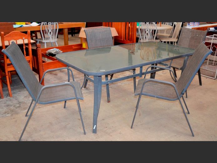 ALUMINIUM PATIO TABLE WITH GLASS TOP & 4 MATCHING CHAIRS, 178 x 9 x 72cm [#: 408826576] [1 chair's upholstery coming loose]
