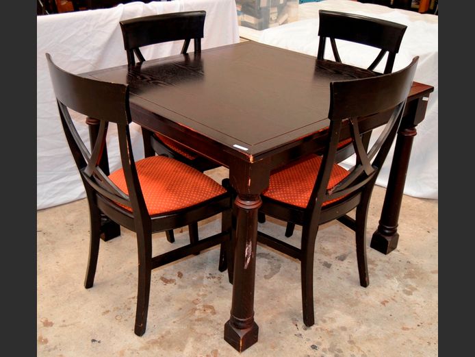 STAINED OAK DINING TABLE WITH 4 MATCHING CHAIRS, 100 x 100 x 75cm [32,42]
