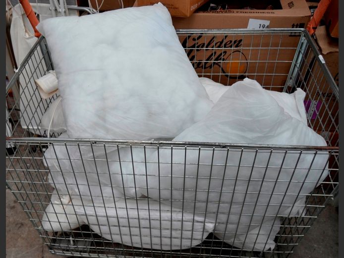 LOT: SCATTER CUSHION INNERS & ELECTRIC BLANKETS [Untested] [Excl. Trolley] [19,22]