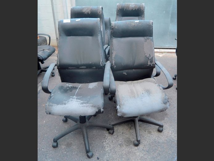 SET OF 6 BLACK LEATHER TOUCH SWIVEL OFFICE CHAIRS [Peeling]