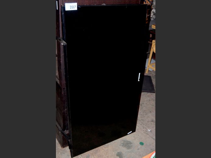 SAMSUNG 50" TV [Switches on, screen cracked] ### LICENCE PLEASE ###