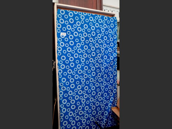 WHITE SINGLE DIVAN WITH BLUE FOAM MATTRESS [No feet]