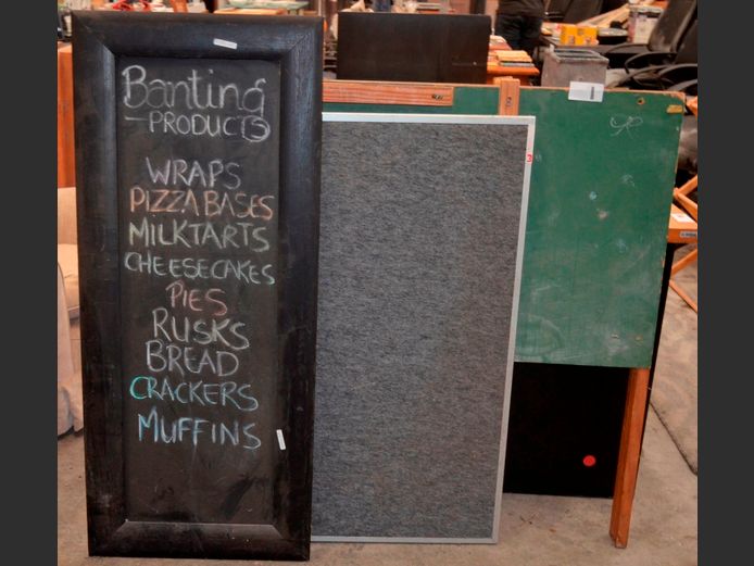 LOT: 2 x BLACKBOARDS & A PIN BOARD
