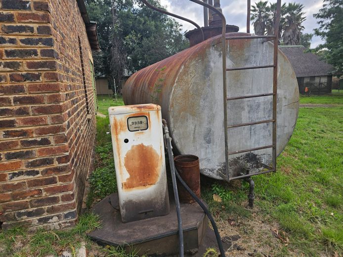 23000 liter Diesel tank op pote met pompmeter