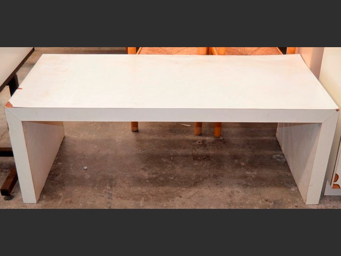 WHITE COFFEE TABLE, 149 x 64 x 51cm [Corners to top chipped]