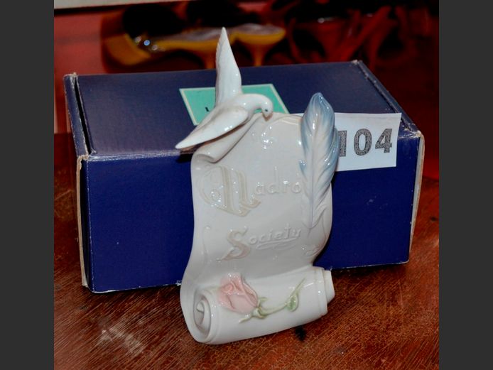 LLADRO SOCIETY FIGURINE, 16 x 9cm