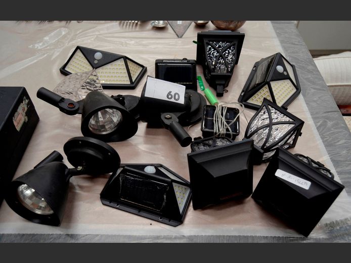 LOT: SOLAR GARDEN LIGHTS [Untested, Condition unknown]