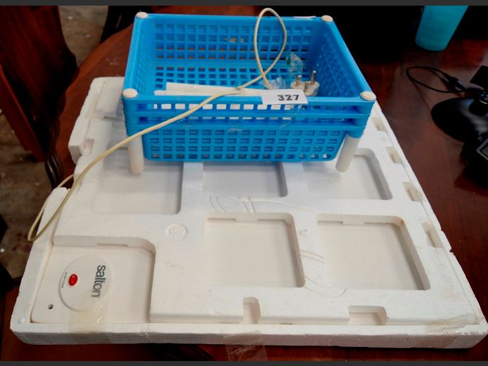 SALTON WALL PANEL HEATER [Switches on, untested further] & A PLASTIC VEGGIE RACK