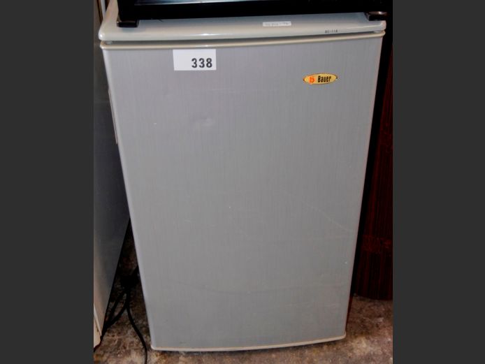 BAUER METALLIC FINISH 96 LITRE BAR FRIDGE [Faulty]