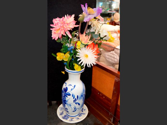 BLUE & WHITE VASE WITH EVERLASTING FLOWERS & A PLATTER, 40cm High [Vase]