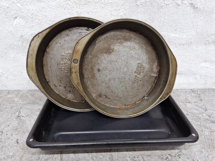 Vintage Ekco Baker's Secret Round Cake Pans and Oven Tray