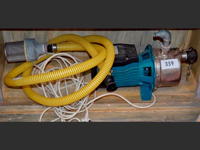 LEO WATER PUMP WITH HOSE [Switches on]