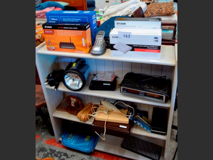 LOT: D-LINK ROUTERS, SPOTLIGHT, CLOCK RADIO, etc [Switch on, untested further]