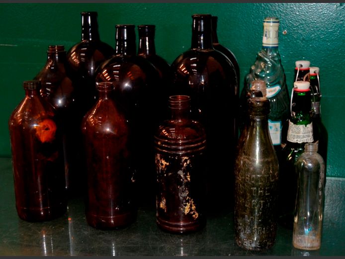 COLLECTION VINTAGE GLASS BOTTLES