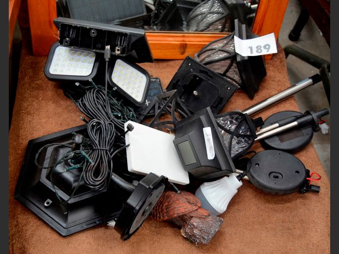 LOT: SOLAR GARDEN LIGHTS [Untested, Condition unknown]