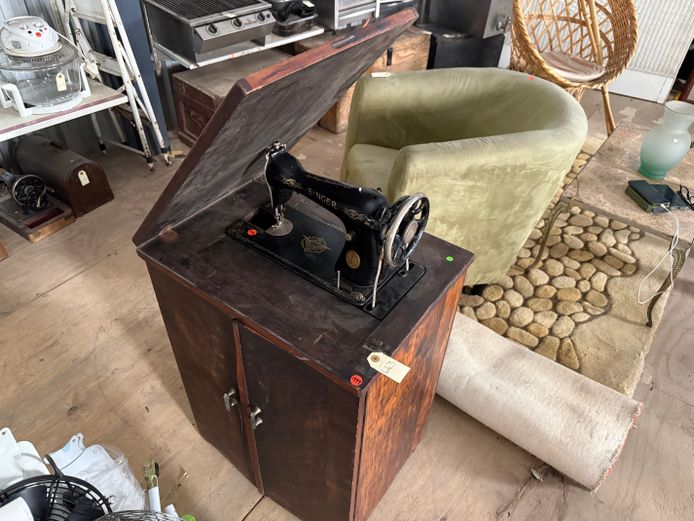 Singer Sewing Machine + Table 
