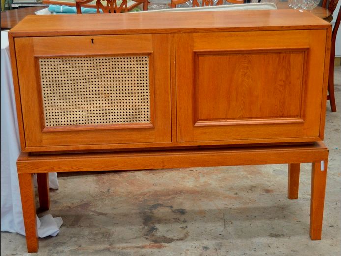 OAK 4-DOOR DRINKS CABINET, 130 x 44 x 100cm