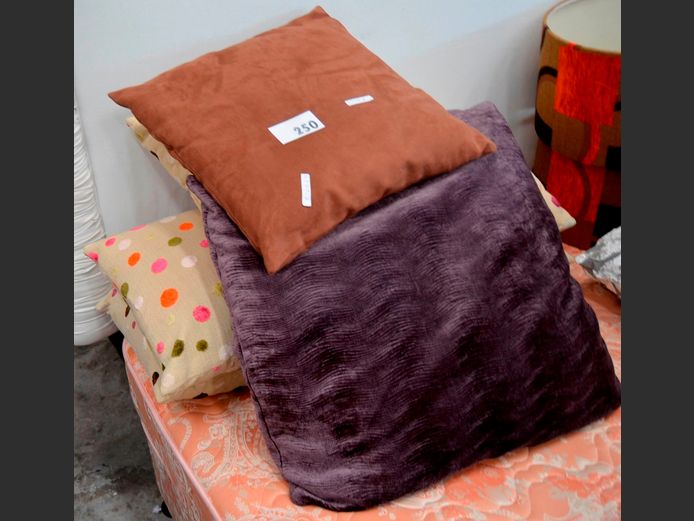 LOT: 7 x ASSORTED SCATTER CUSHIONS