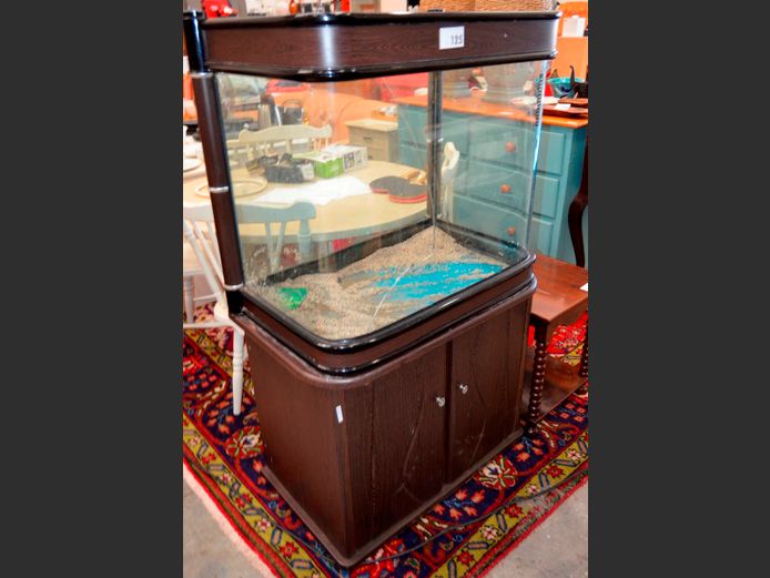 FISH TANK [Cracked] ON 2-DOOR CABINET, 84 x 50 x 139cm [#: 415470426]