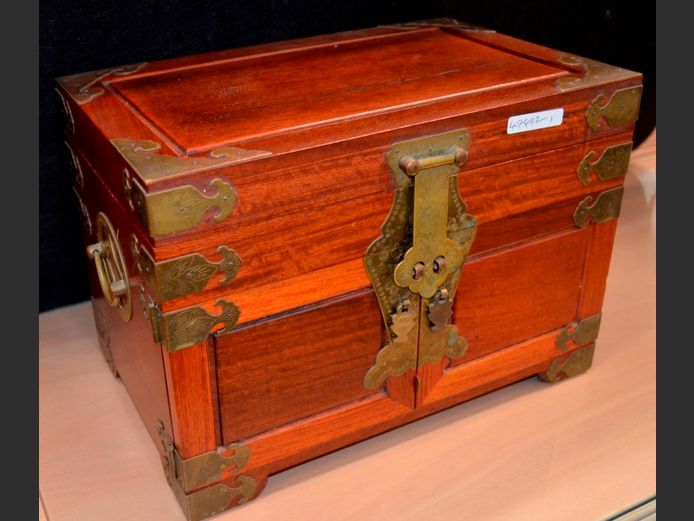 CHINESE ROSEWOOD 2-DOOR, FLIP TOP JEWELLERY BOX, 36 x 23 x 25cm