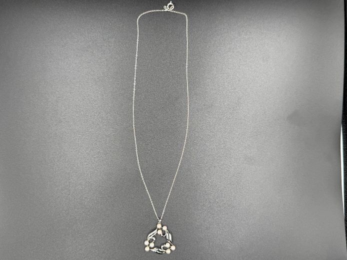 Fine Sterling Silver necklace with exquisite pearl pendant design